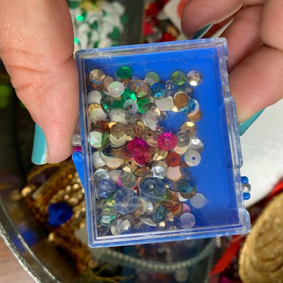Vintage grandmacore craft Christmas storage tin junk drawer sequin glitter beads - Picture 4 of 13